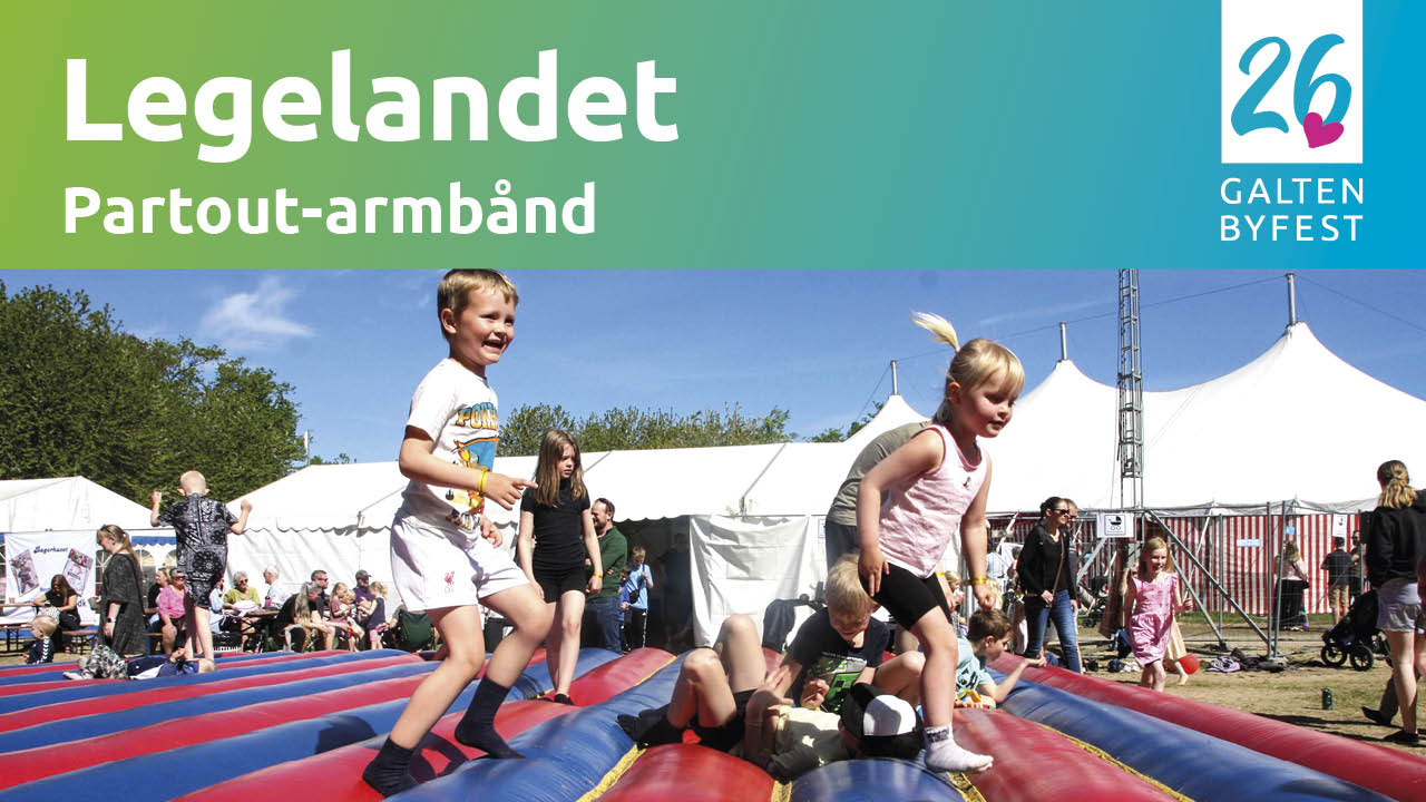 Børn hopper på hoppeborg i Sparekassen Danmark Legelandet under Galten Byfest. Foto: Galten Byfest