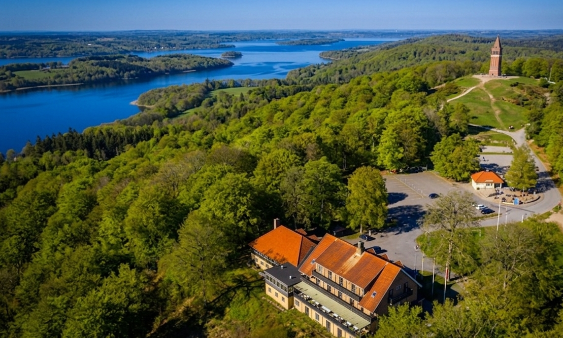 Luftfoto af Himmelbjerget med Himmelbjergtårnet, Hotel Himmelbjerget og Julsø