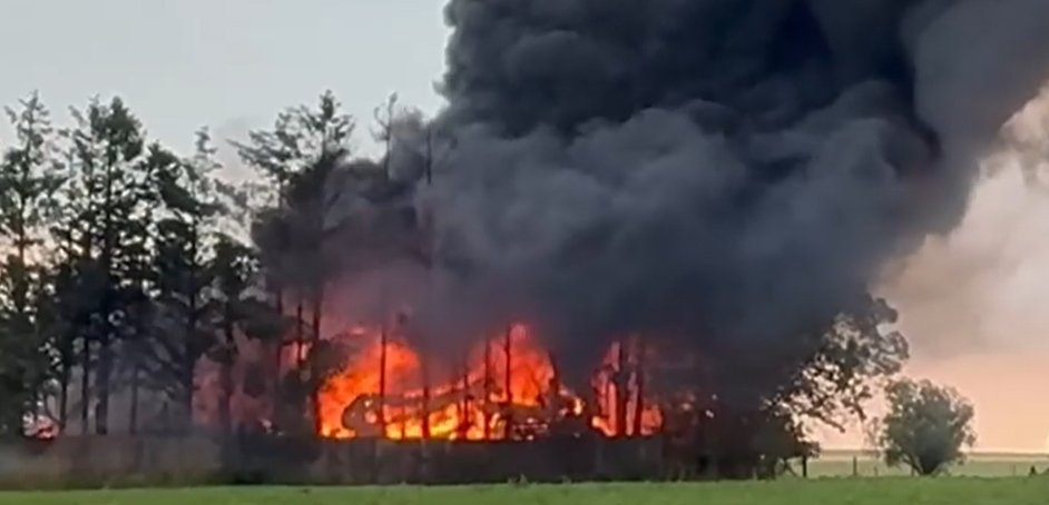 Kraftige flammer og sort røg fra branden hos Sjelle Autogenbrug