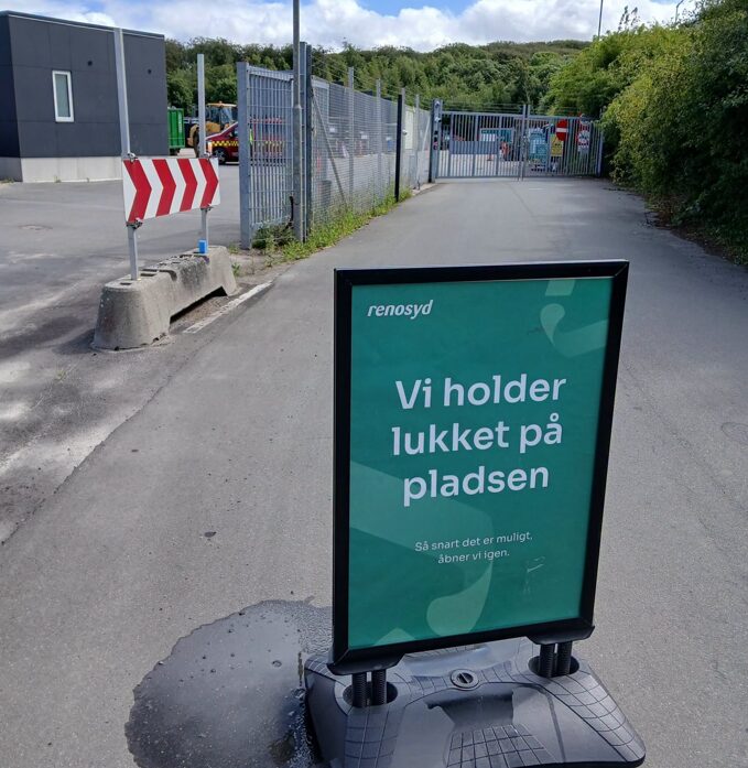Renosyd-skilt med teksten »Vi holder lukket på pladsen« ved indkørslen til Galten-Skovby Genbrugsplads